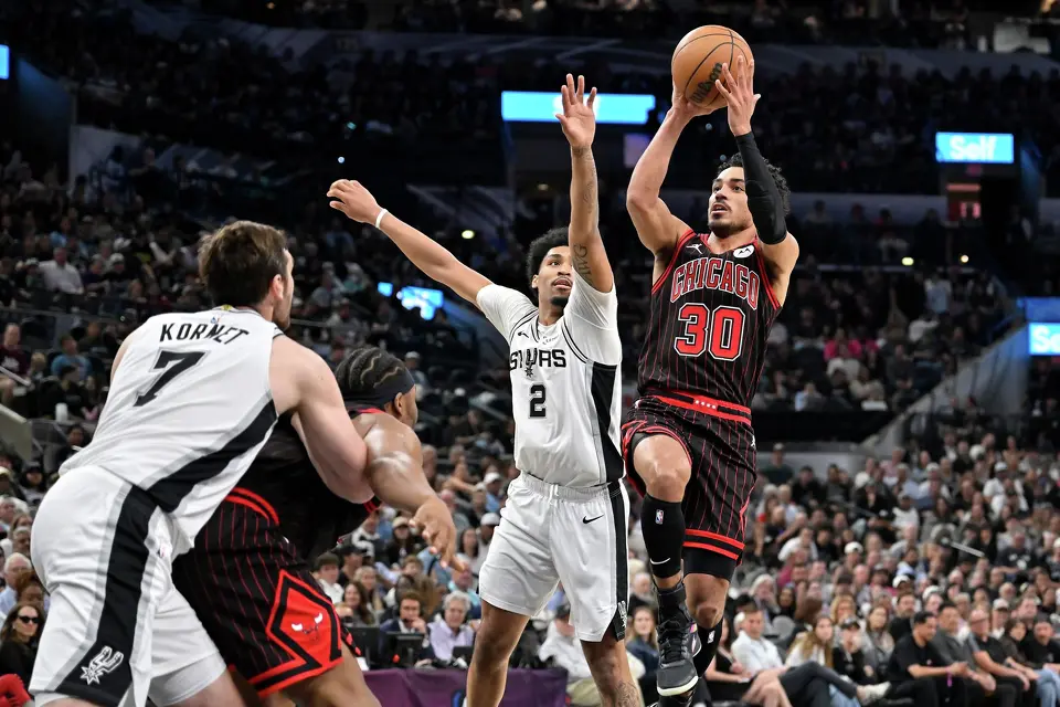 Chicago Bulls guard Tre Jones (30) shoots against San Antonio Spurs guard Dylan Harper (2) during the second half of an NBA basketball game, Monday, March 30, 2026, in San Antonio. (AP Photo/Darren Abate)