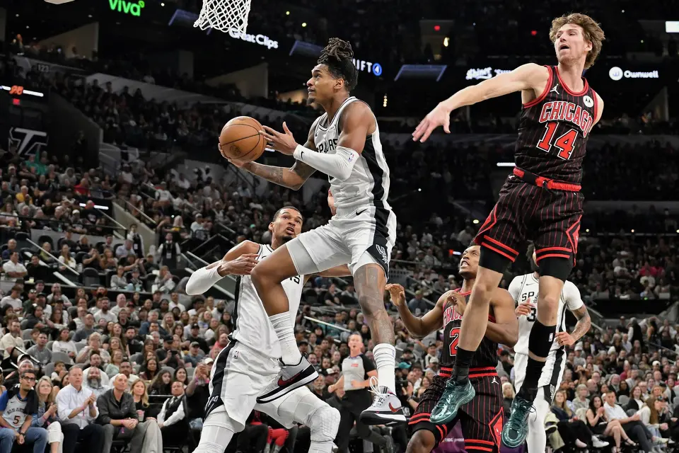 San Antonio Spurs guard Devin Vassell goes to the basket as he is guarded by Chicago Bulls forward Matas Buzelis (14) during the first half of an NBA basketball game, Monday, March 30, 2026, in San Antonio. (AP Photo/Darren Abate)