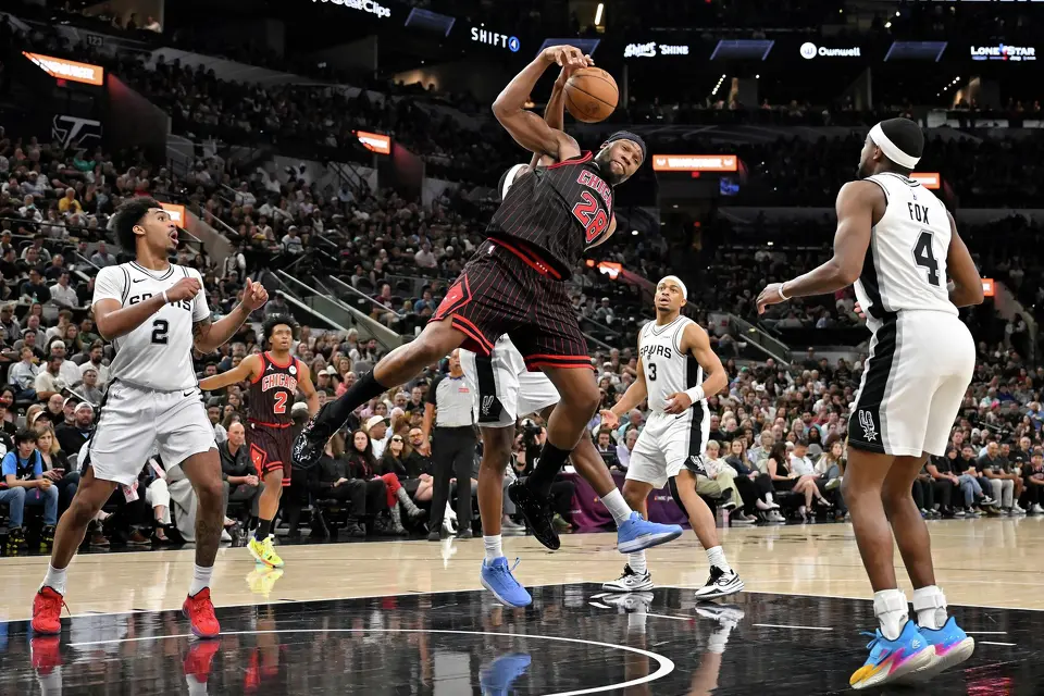 Chicago Bulls forward Guerschon Yabusele (28) grabs the ball during the second half of an NBA basketball game against the San Antonio Spurs, Monday, March 30, 2026, in San Antonio. (AP Photo/Darren Abate)