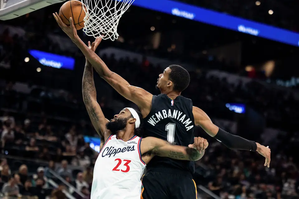 San Antonio Spurs forward Victor Wembanyama (1) reaches for the ball above LA Clippers forward Isaiah Jackson (23) during the first half at Frost Bank Center in San Antonio on Friday, March 6, 2026.