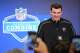 ARCHIVO - Fernando Mendoza, quarterback de Indiana, habla en conferencia de prensa en el NFL Combine, evento que reúne a los cazatalentos de la liga con los principales prospectos colegiales, el 27 de febrero de 2026, en Indianápolis. (AP Foto/Julio Cortez, Archivo)