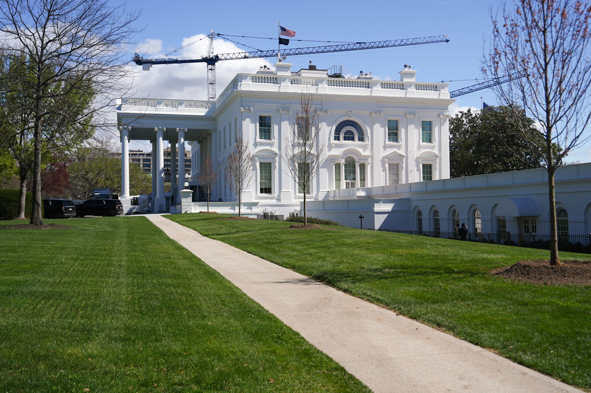 chron.com - MICHAEL KUNZELMAN and WILL WEISSERT - Judge orders Trump administration to halt White House ballroom construction