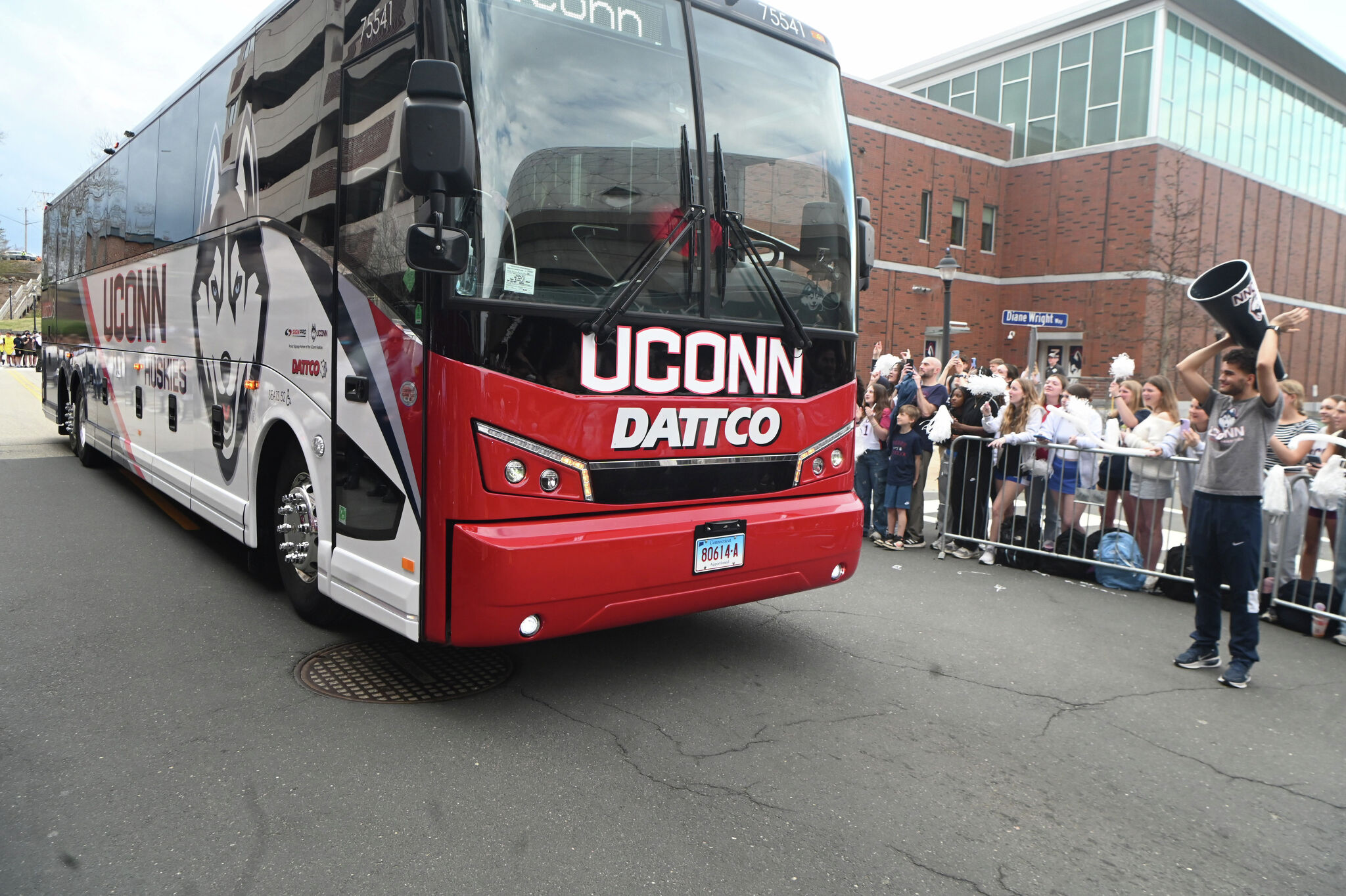 UConn Final Four fan bus offers $300 ride from Connecticut to Indianapolis