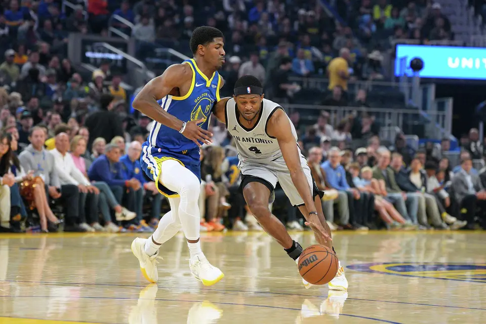 San Antonio Spurs guard De'aaron Fox (4) drives to the basket against Golden State Warriors guard Nate Williams (19) during the first half of an NBA basketball game in San Francisco, Wednesday, April 1, 2026. (AP Photo/Tony Avelar)