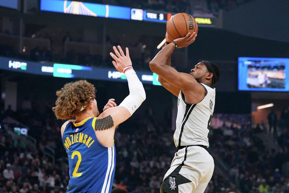 San Antonio Spurs guard De'aaron Fox (4) shoots over Golden State Warriors guard Brandin Podziemski (2) during the first half of an NBA basketball game in San Francisco, Wednesday, April 1, 2026. (AP Photo/Tony Avelar)