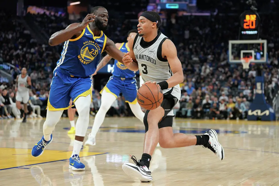 San Antonio Spurs forward Keldon Johnson (3) drives to the basket against Golden State Warriors forward Draymond Green (23) during the first half of an NBA basketball game in San Francisco, Wednesday, April 1, 2026. (AP Photo/Tony Avelar)