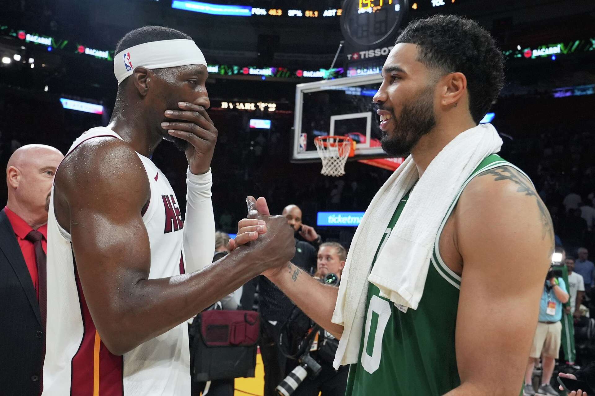 Bam Adebayo e Jayson Tatum (Foto: Lynne Sladky/AP)