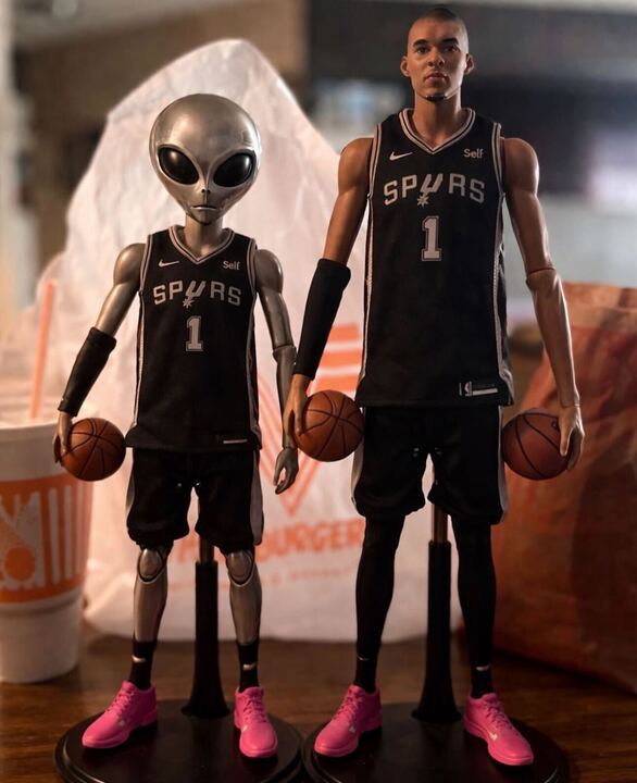 【Wembanyama フィギュア サンアントニオ・スパーズ San Antonio creator unveils Wemby-and-alien action figure set