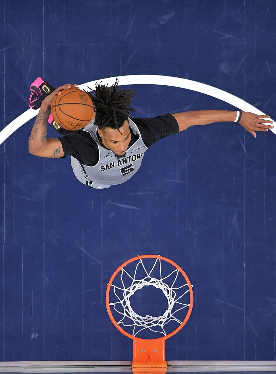 San Antonio Spurs guard Stephon Castle dunks during the second half of an NBA basketball game against the Los Angeles Clippers, Thursday, April 2, 2026, in Inglewood, Calif. (AP Photo/Mark J. Terrill)