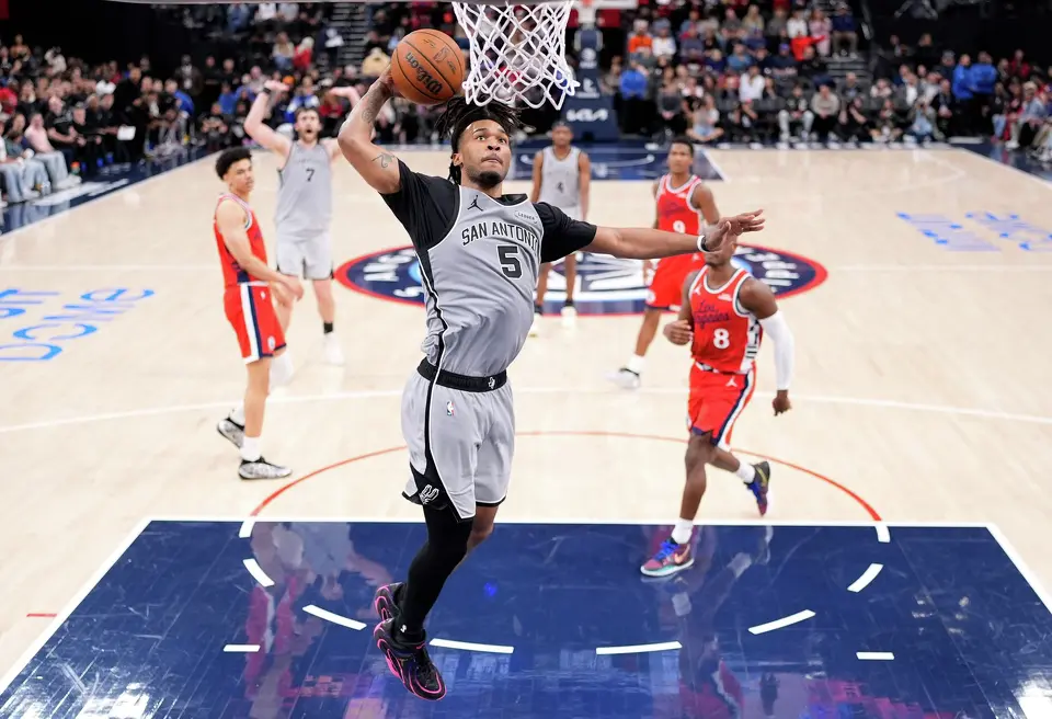 San Antonio Spurs guard Stephon Castle dunks during the second half of an NBA basketball game against the Los Angeles Clippers, Thursday, April 2, 2026, in Inglewood, Calif. (AP Photo/Mark J. Terrill)