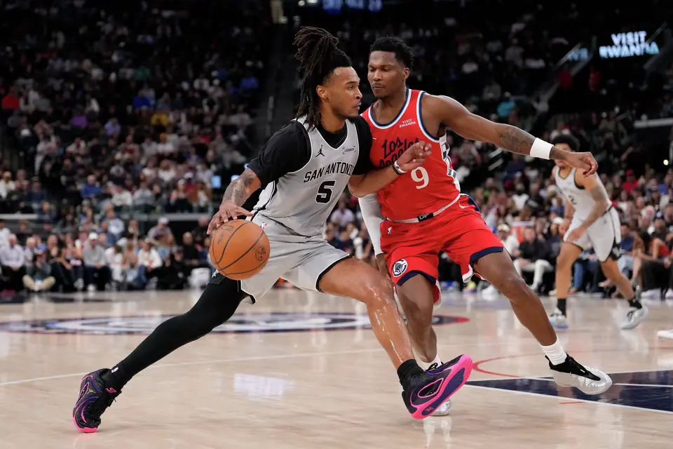 San Antonio Spurs guard Stephon Castle, left, drives past Los Angeles Clippers guard Bennedict Mathurin during the first half of an NBA basketball game Thursday, April 2, 2026, in Inglewood, Calif. (AP Photo/Mark J. Terrill)