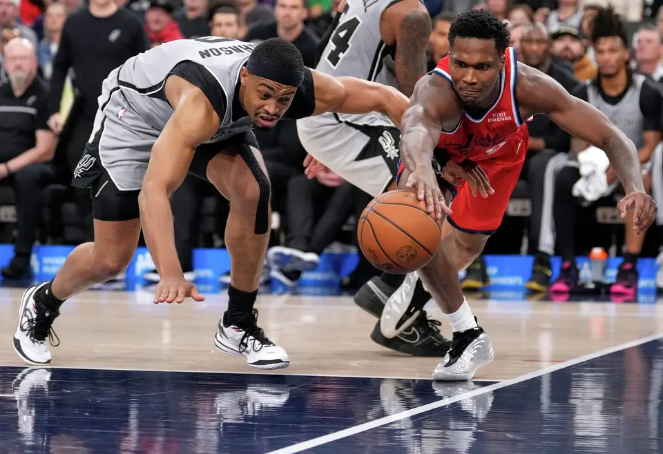 San Antonio Spurs forward Keldon Johnson, left, and Los Angeles Clippers guard Bennedict Mathurin go after a loose ball during the second half of an NBA basketball game Thursday, April 2, 2026, in Inglewood, Calif. (AP Photo/Mark J. Terrill)