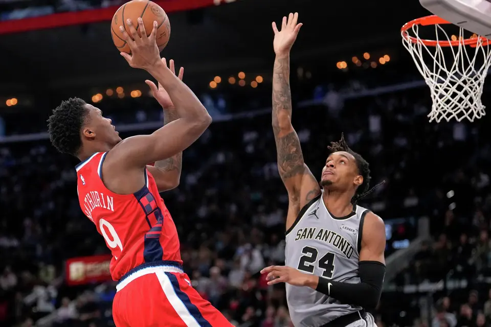 Los Angeles Clippers guard Bennedict Mathurin, left, shoots as San Antonio Spurs guard Devin Vassell defends during the second half of an NBA basketball game Thursday, April 2, 2026, in Inglewood, Calif. (AP Photo/Mark J. Terrill)