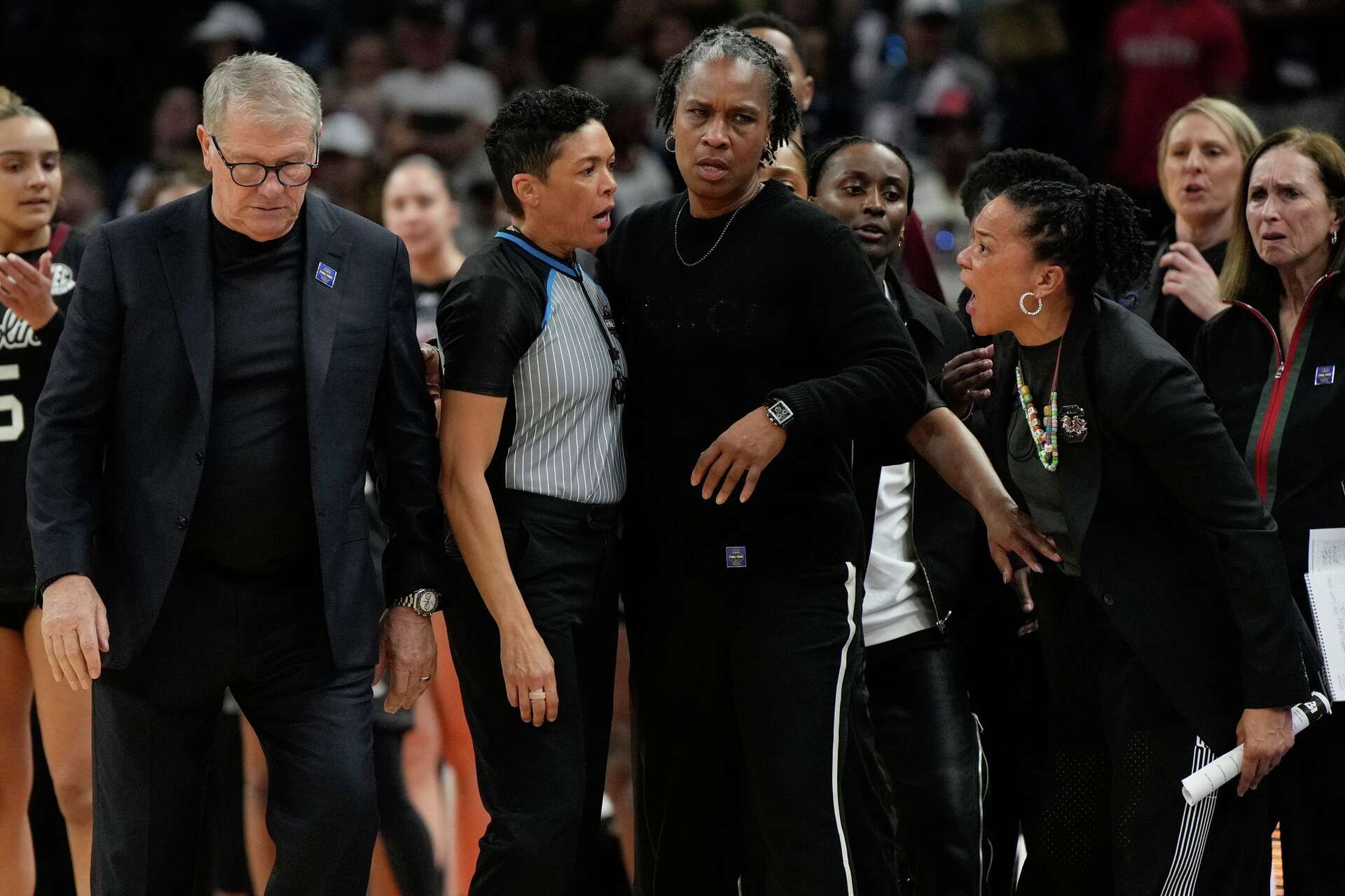 Geno Auriemma apologizes for tense exchange with Dawn Staley after UConn loss
