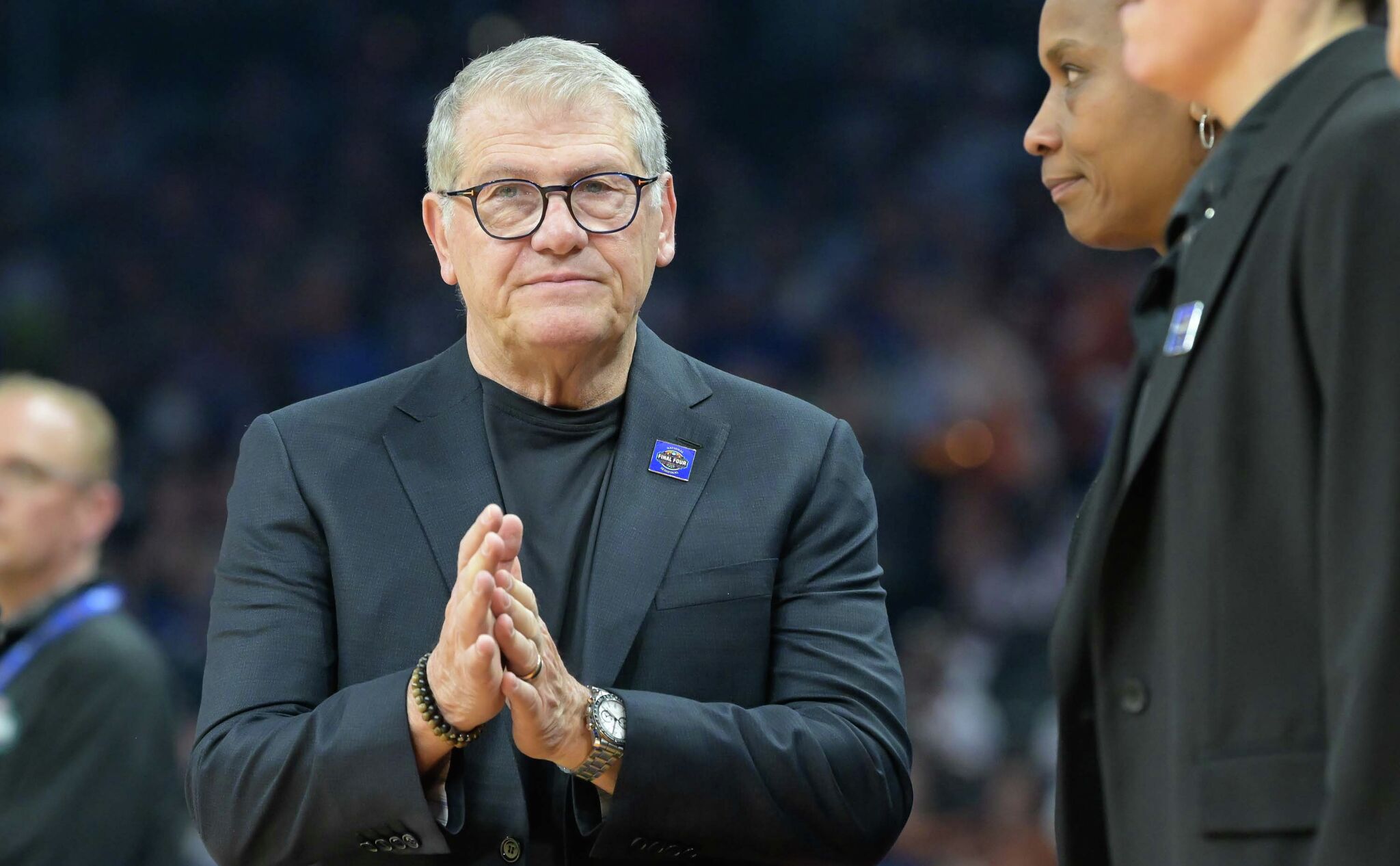 Geno Auriemma apologizes for Final Four altercation with South Carolina: 'There's no excuse'