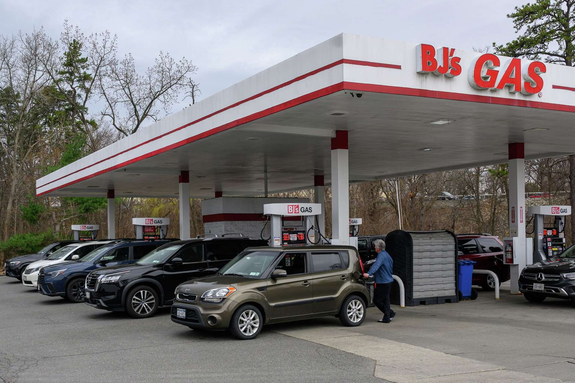 Drivers line up as BJ's Wholesale Club sells gas at $3.83 per gallon