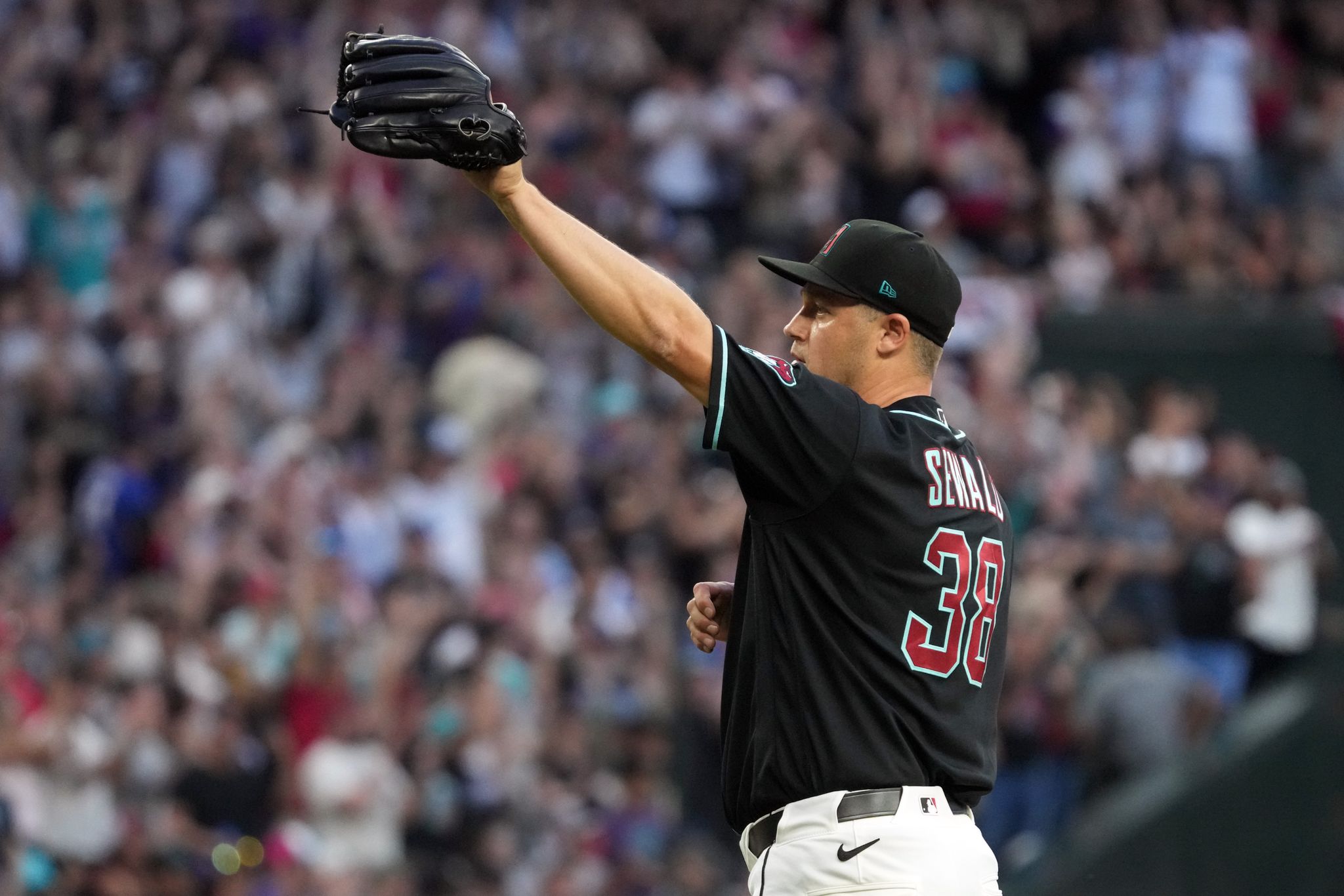 Diamondbacks score twice on bunt and throwing error, hold off Braves 2-1