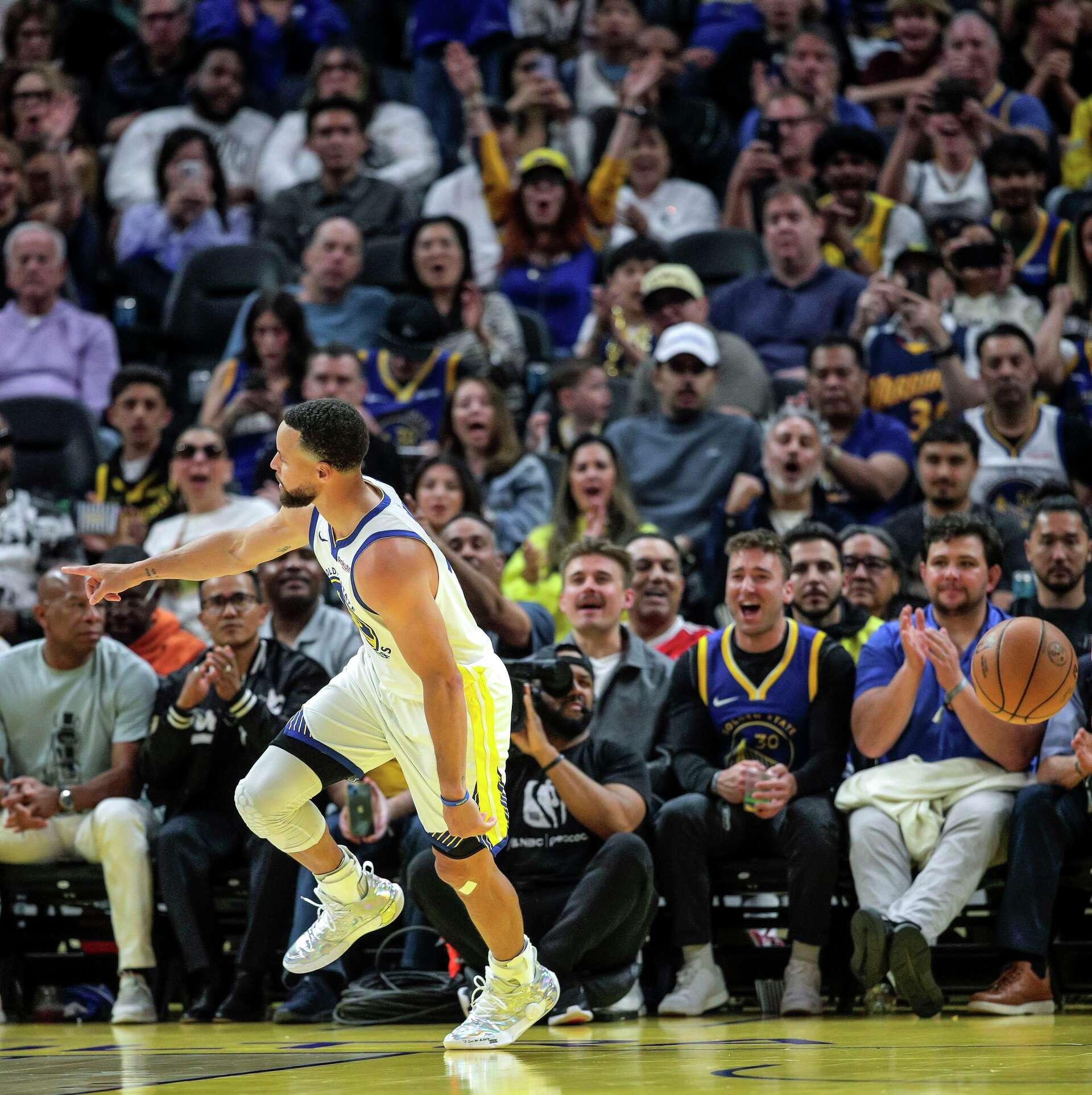 Steph Curry thrills in return but Warriors fall to Rockets