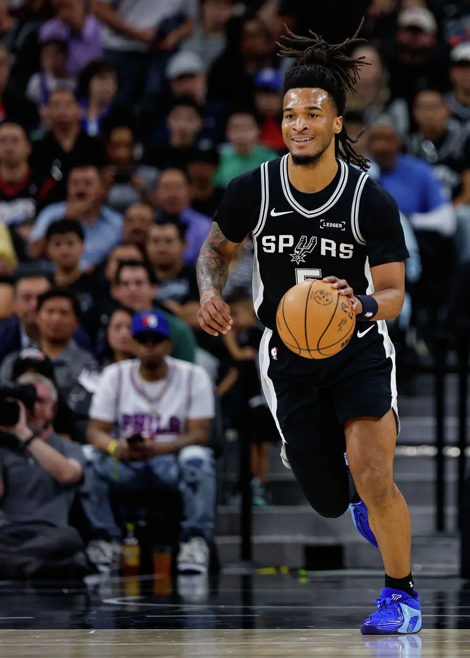 San Antonio Spurs guard Stephon Castle (5) plays in the first quarter against the Philadelphia 76ers during a home game at Frost Bank Center in San Antonio, Monday, April 6, 2026.