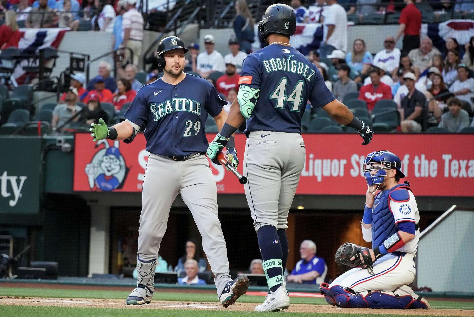 Rangers find rhythm, begin difficult week with win vs. Mariners
