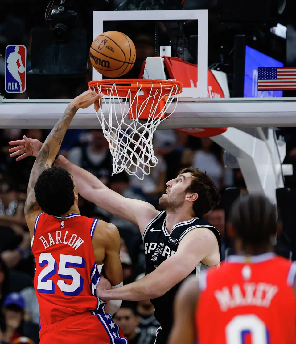 Philadelphia 76ers forward Dominick Barlow (25) shoots over San Antonio Spurs center Luke Kornet (7) during an NBA game at Frost Bank Center in San Antonio, Monday, April 6, 2026. The San Antonio Spurs defeated the Philadelphia 76ers 115-102.