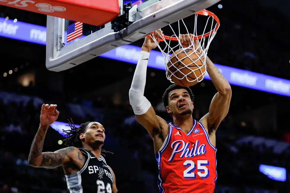 Philadelphia 76ers forward Dominick Barlow (25) dunks on the San Antonio Spurs during an NBA game at Frost Bank Center in San Antonio, Monday, April 6, 2026. The Spurs defeated the 76ers 115-102.