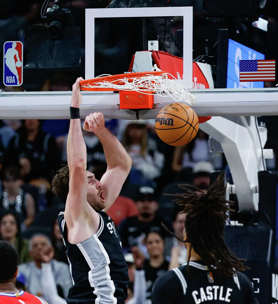 San Antonio Spurs center Luke Kornet (7) dunks after receiving a pass from guard Stephon Castle (5) during an NBA game against the Philadelphia 76ers at Frost Bank Center in San Antonio on Monday, April 6, 2026. The Spurs won 115-102.
