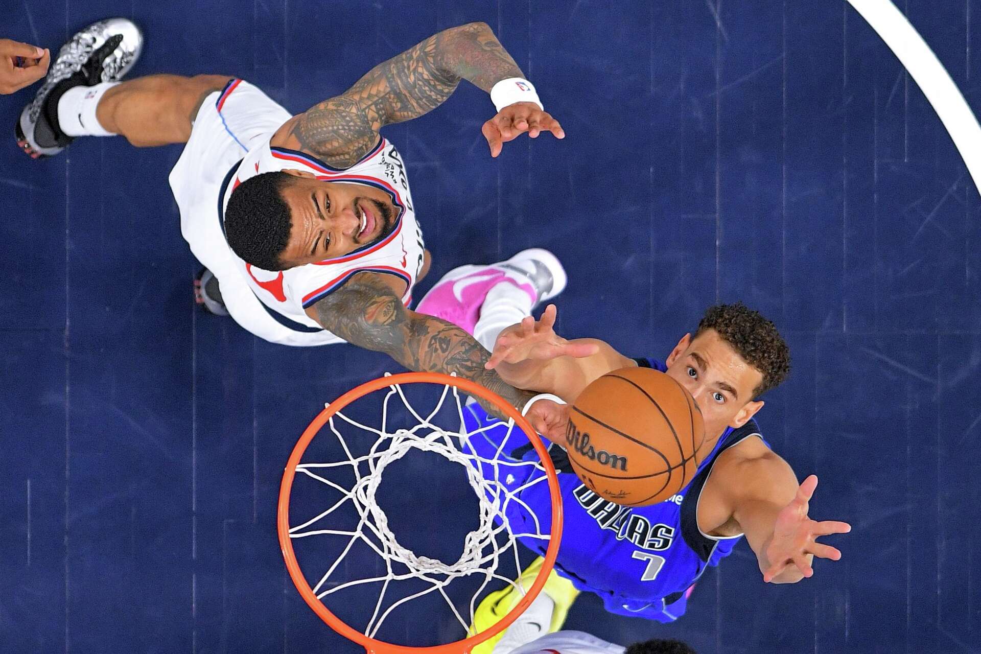 Kawhi Leonard's 34-point night lifts Clippers over Mavs after a