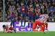 Julián Álvarez (derecha) anota un gol de tiro libre para el Atlético de Madrid en la victoria 2-0 ante Barcelona en los cuartos de final de la Liga de Campeones, el miércoles 8 de abril de 2026. (AP Foto/Joan Monfort)