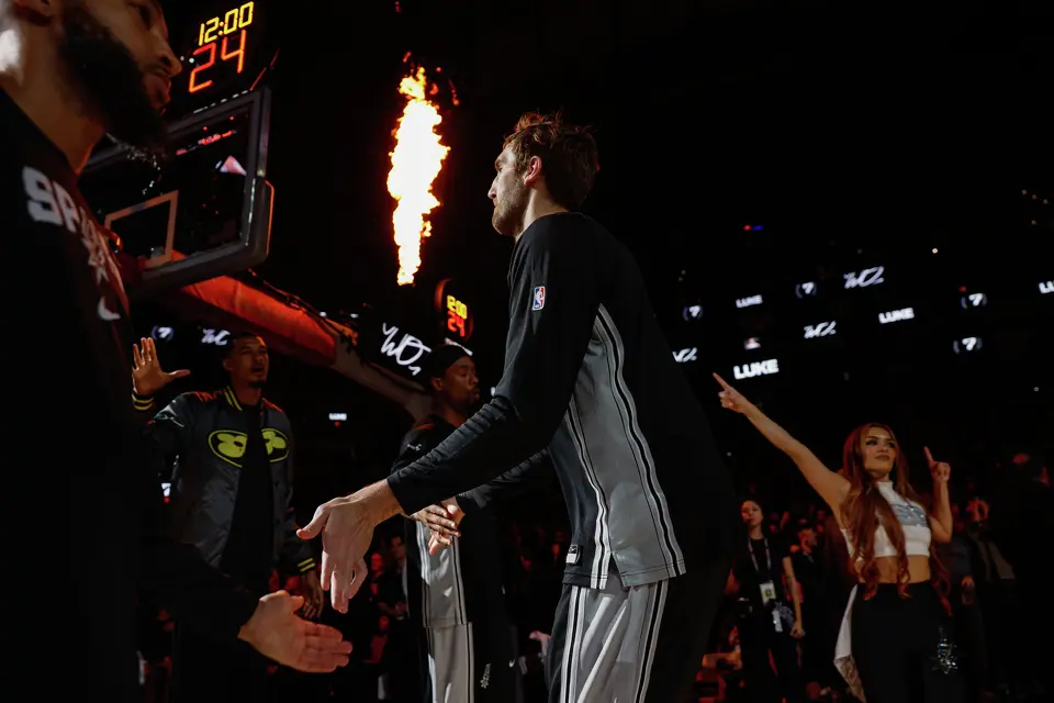 San Antonio Spurs center Luke Kornet (7) takes the court as the starting line up is announced during a home game against the Portland Trail Blazers at Frost Bank Center in San Antonio, Wednesday, April 8, 2026.