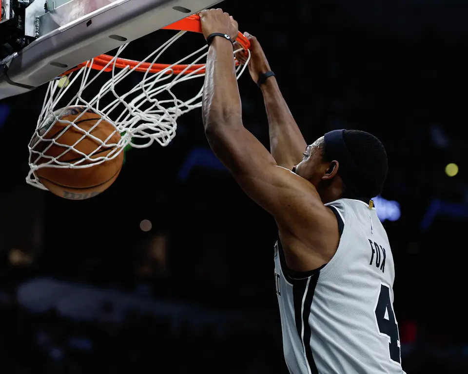 San Antonio Spurs guard De'aaron Fox (4) dunks on the Portland Trail Blazers during the first quarter of a home game at Frost Bank Center in San Antonio, Wednesday, April 8, 2026.
