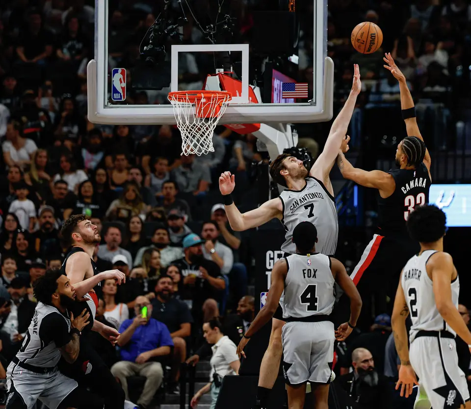 San Antonio Spurs center Luke Kornet (7) guards Portland Trail Blazers forward Toumani Camara (33) at the net during an NBA game at Frost Bank Center in San Antonio, Wednesday, April 8, 2026. The Spurs defeated the Trail Blazers 112-101.