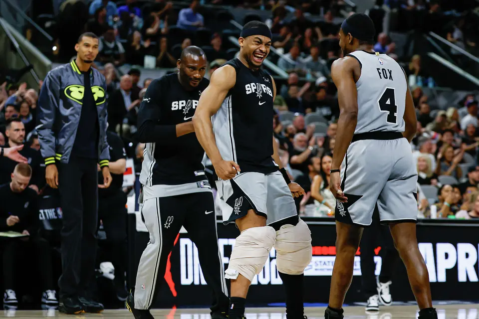 San Antonio Spurs forward Keldon Johnson (3) runs onto the court to celebrate with guard De’Aaron Fox (4) after Fox dunked against the Portland Trail Blazers during an NBA game at Frost Bank Center, Wednesday, April 8, 2026, in San Antonio. The Spurs defeated the Trail Blazers 112-101.
