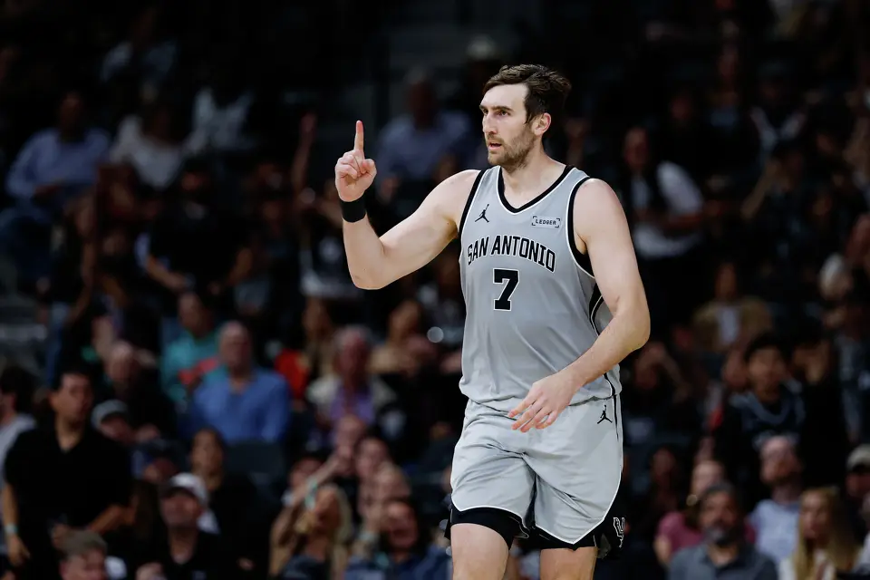 San Antonio Spurs center Luke Kornet (7) signals to his teammates following his dunk on the Portland Trail Blazers at Frost Bank Center in San Antonio, Wednesday, April 8, 2026. The Spurs defeated the Trail Blazers 112-101.