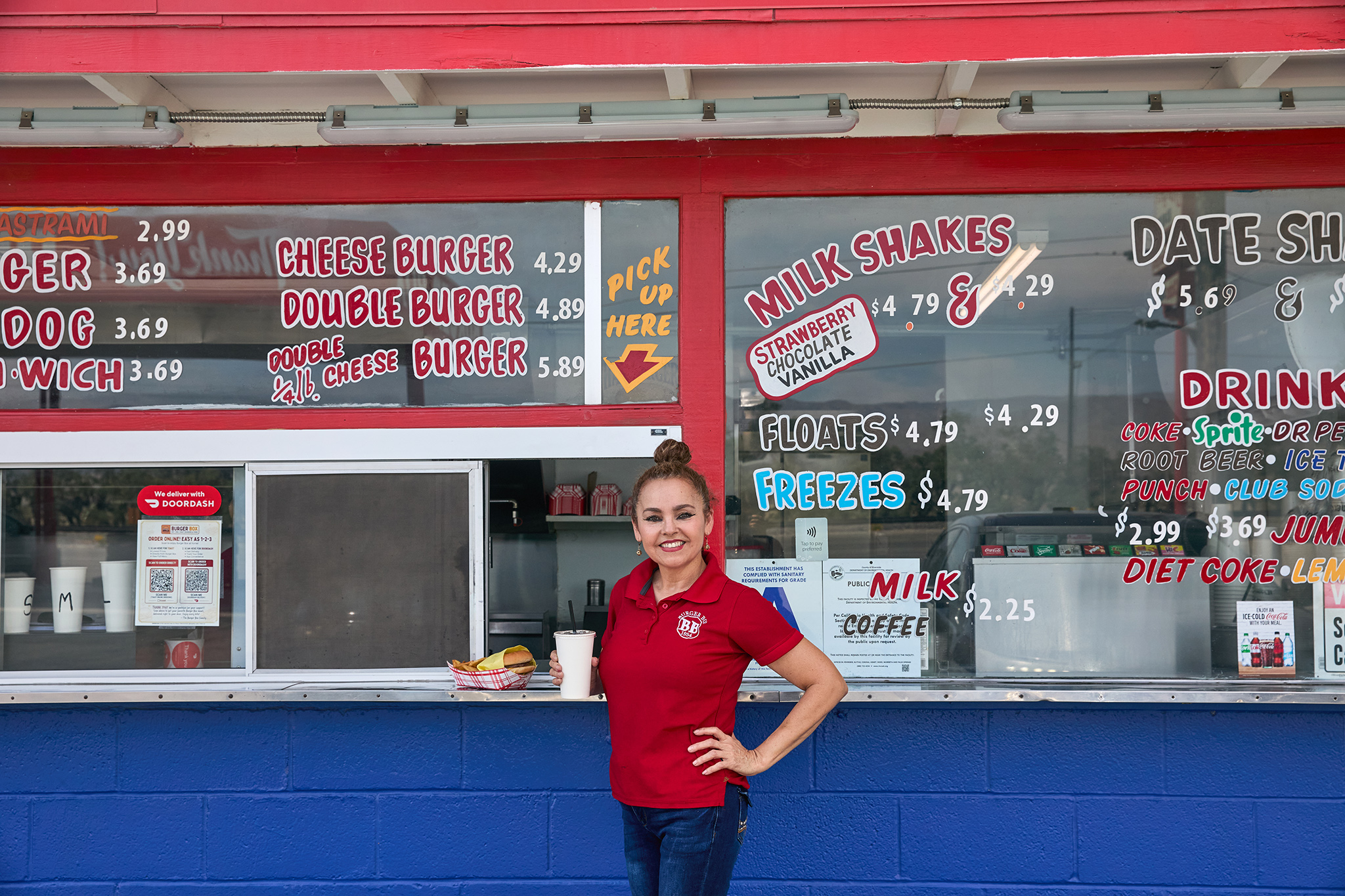 Indio's 72-year-old burger stand is a Coachella road tripper's delight