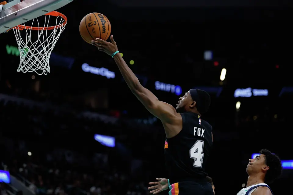 San Antonio Spurs guard De'aaron Fox (4) lays the ball in over the Dallas Mavericks during a home game at Frost Bank Center in San Antonio, Friday, April 10, 2026.