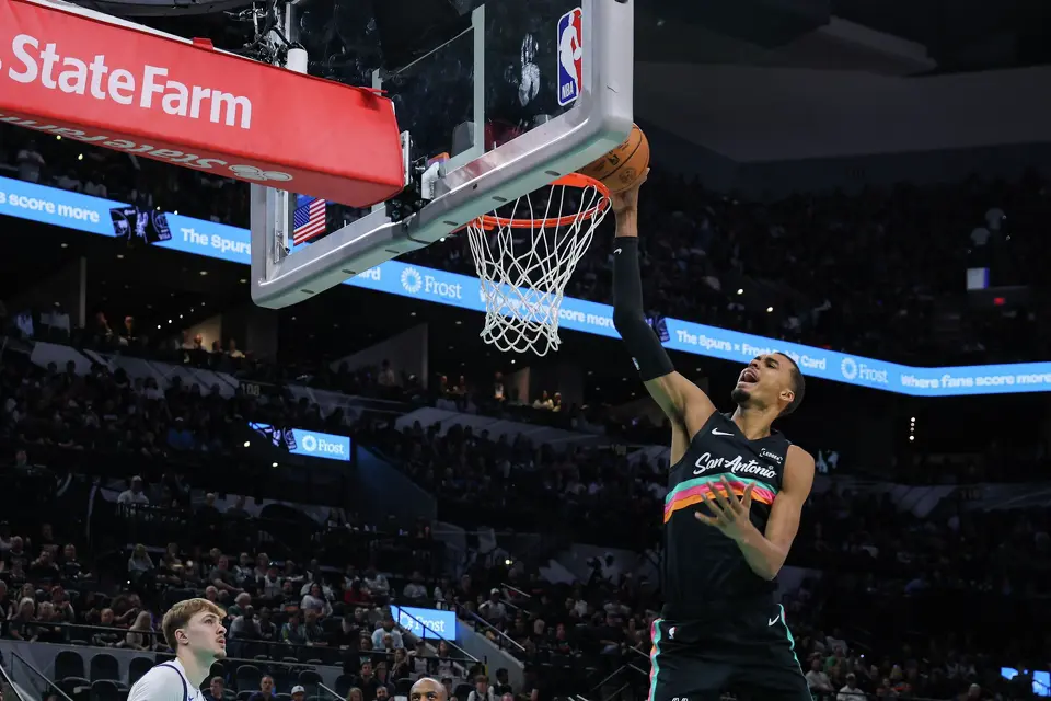 San Antonio Spurs forward Victor Wembanyama (1) dunks on the Dallas Mavericks during the first quarter at Frost Bank Center in San Antonio, Friday, April 10, 2026.