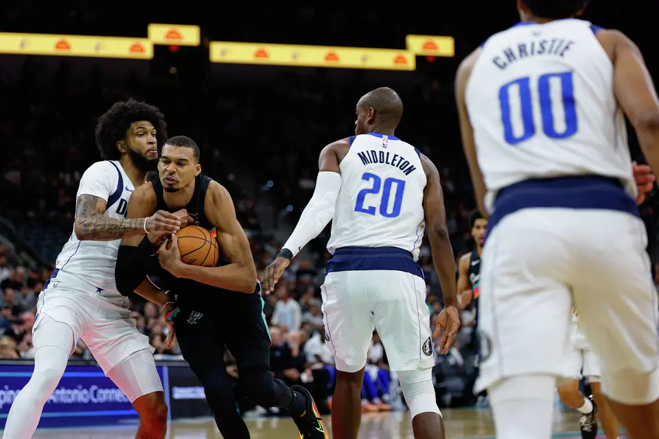 San Antonio Spurs forward Victor Wembanyama (1) drives past Dallas Mavericks forward Marvin Bagley III (35) during the first quarter of an NBA game at Frost Bank Center in San Antonio, Friday, April 10, 2026. The Spurs won 139-120.