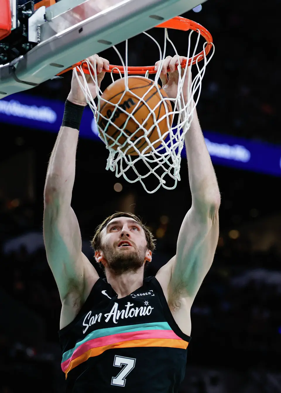 San Antonio Spurs center Luke Kornet (7) dunks on the Dallas Mavericks during an NBA game at Frost Bank Center in San Antonio, Friday, April 10, 2026. The Spurs won 139-120.