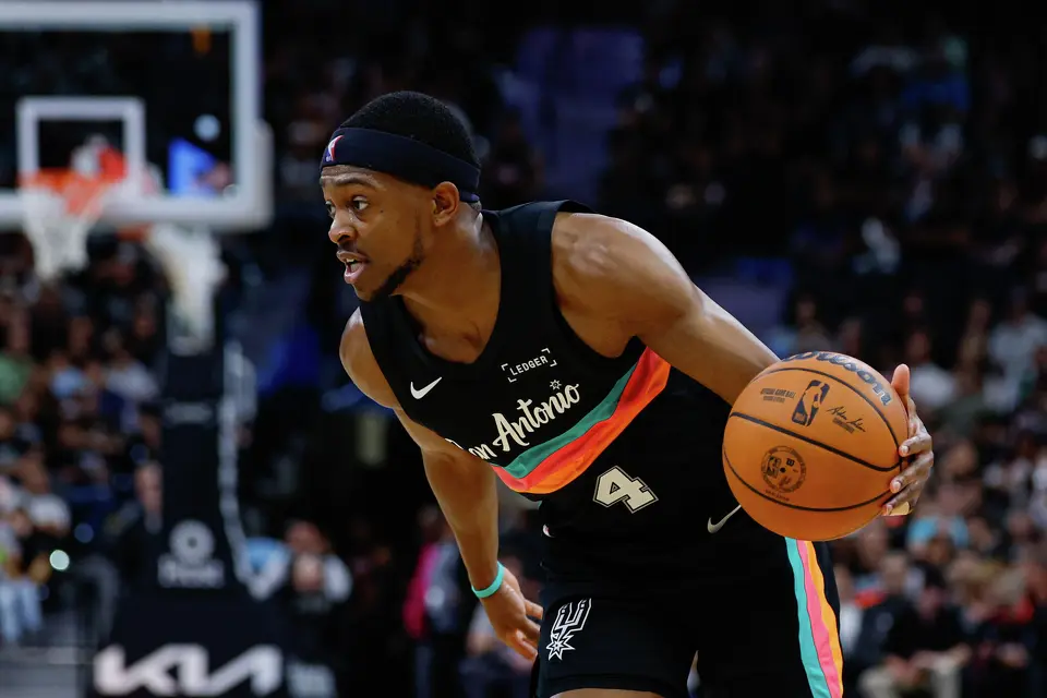 San Antonio Spurs guard De'aaron Fox (4) drives to the basket during an NBA game against the Dallas Mavericks at Frost Bank Center in San Antonio, Friday, April 10, 2026. The Spurs won 139-120.