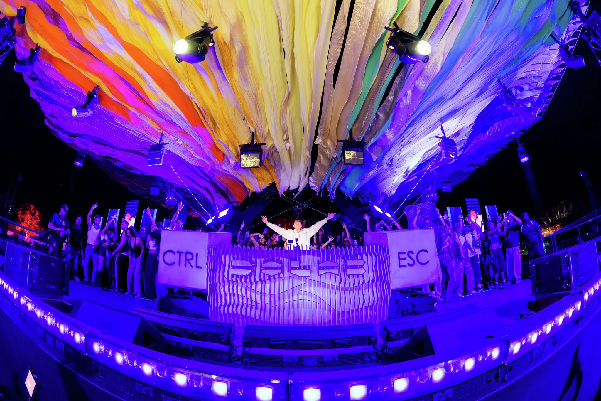 Heavy light falls from Coachella stage, injuring one - SFGATE image