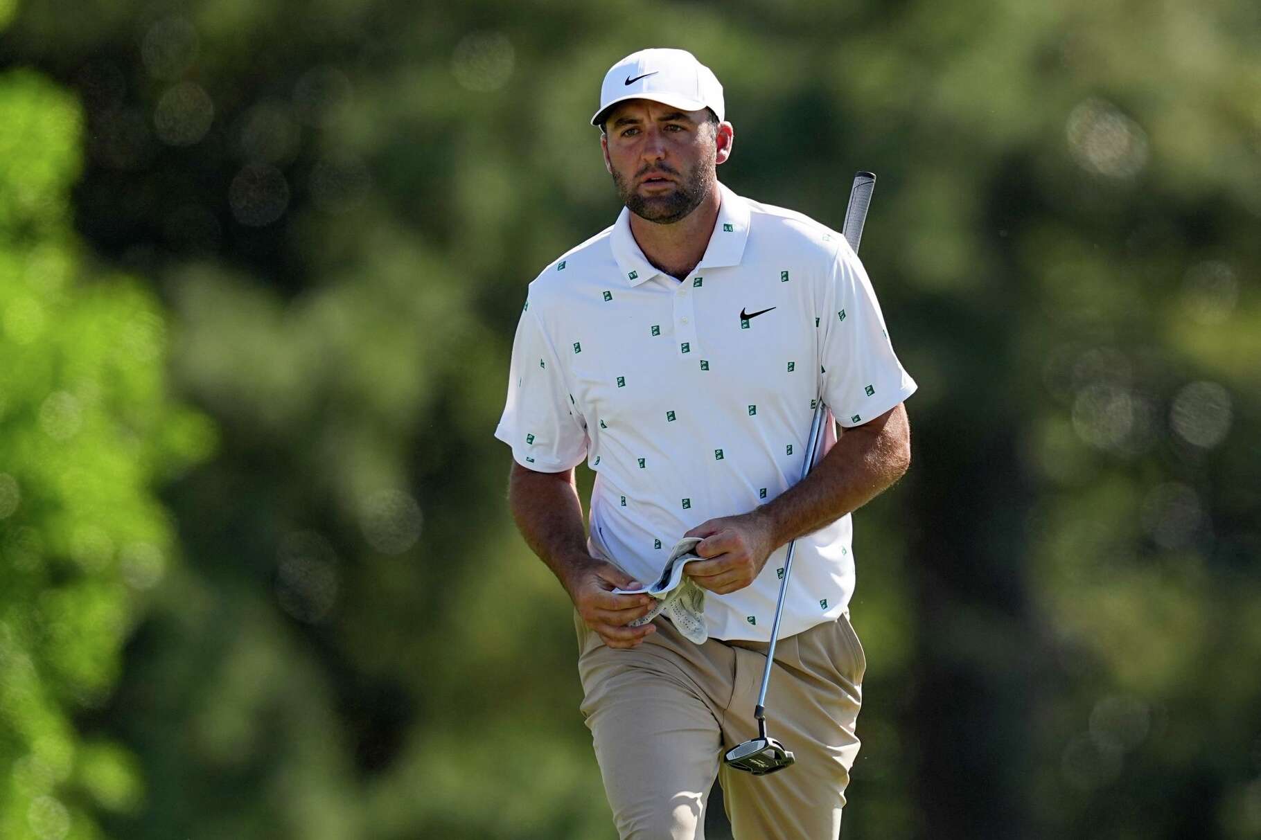 Scottie Scheffler walks to green on the 18th hole during the third round of the Masters golf tournament at the Augusta National Golf Club, Saturday, April 11, 2026, in Augusta, Ga.