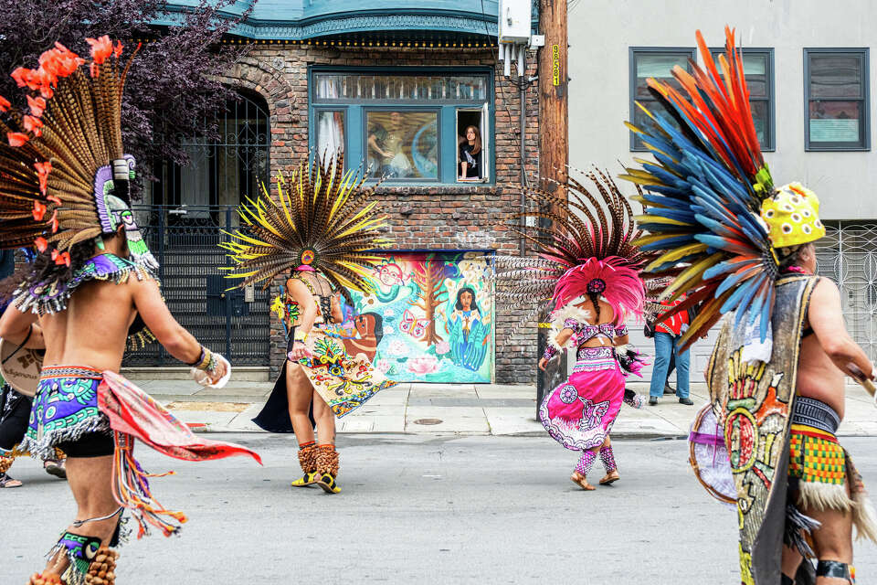 Aztec dancers amaze onlookers at SF's soggy Cesar Chavez-free parade