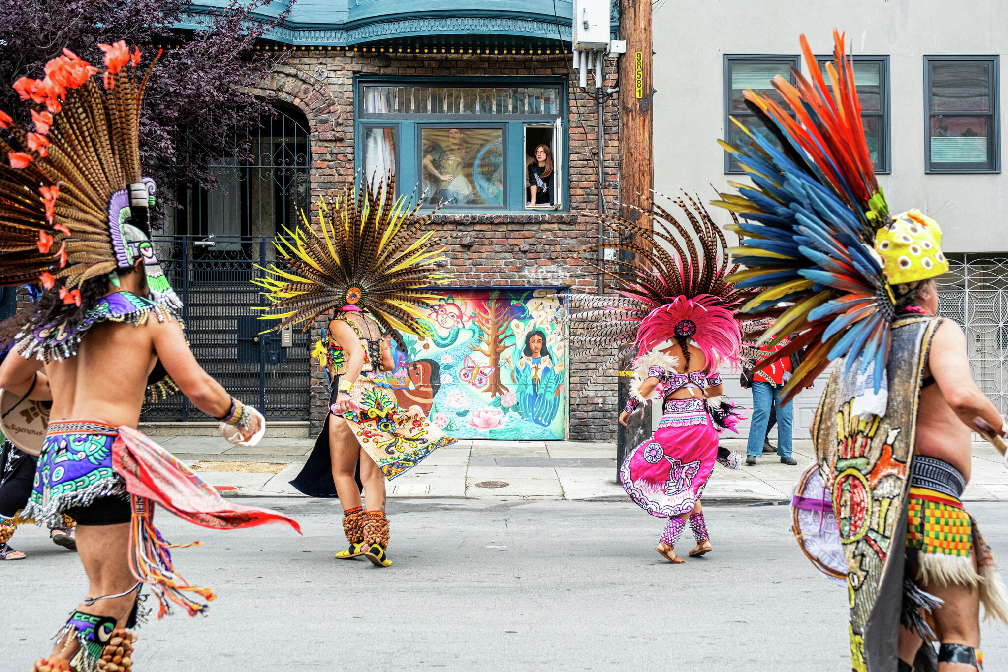 Aztec dancers amaze onlookers at SF's soggy Cesar Chavez-free parade