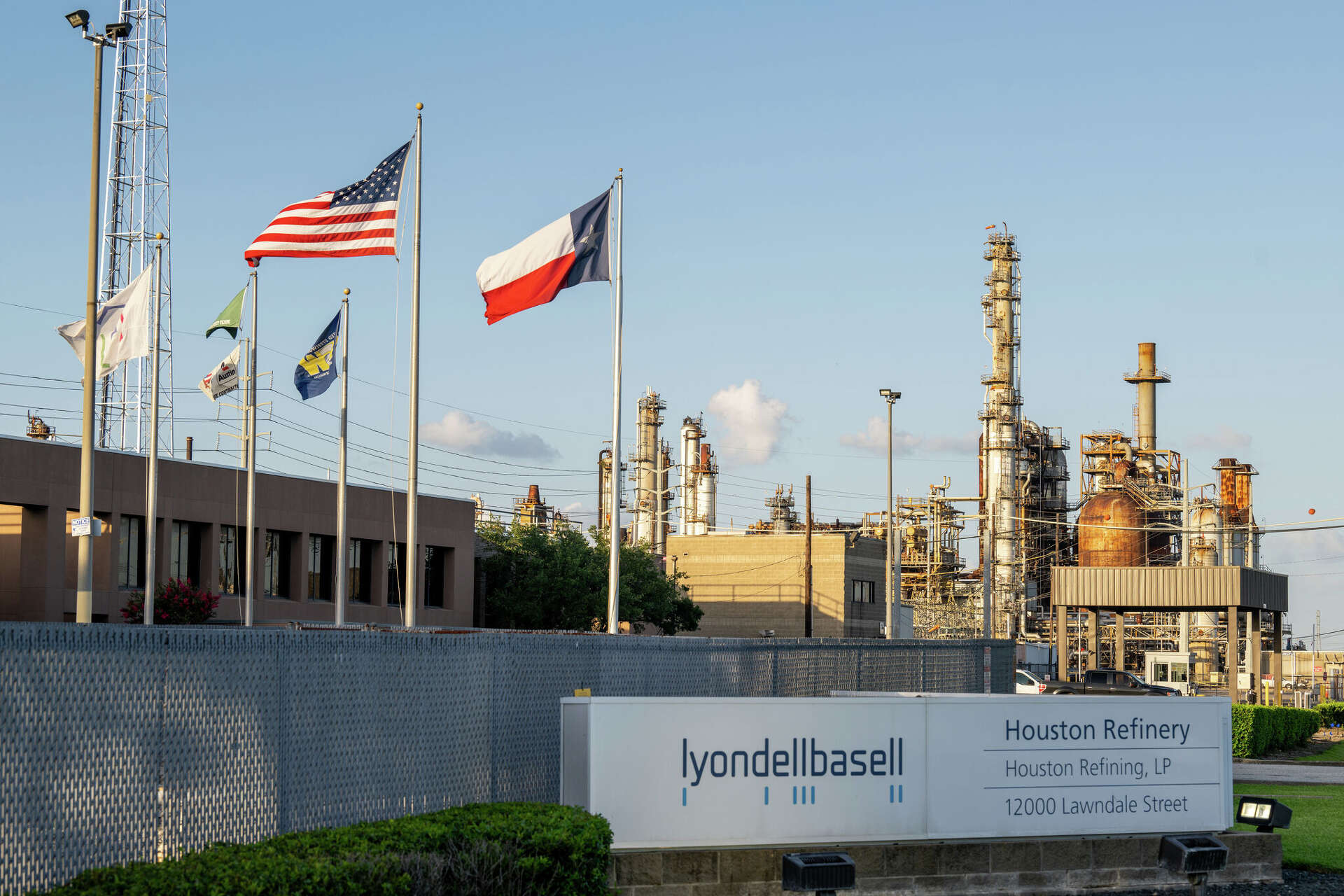 Major refinery implosion causes loud boom in Houston