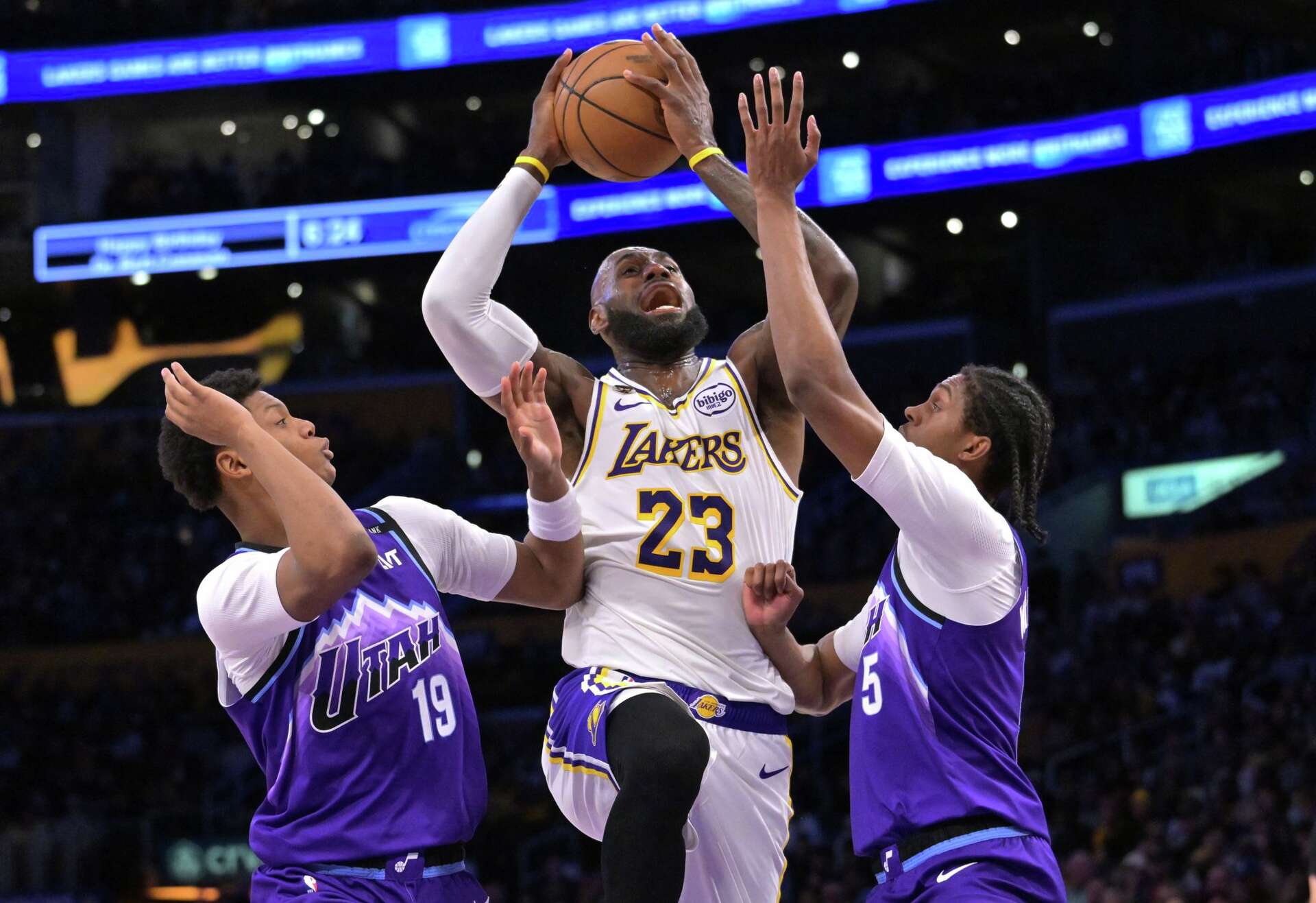 LeBron James scores 18 in 1st half, Lakers tune up for playoffs