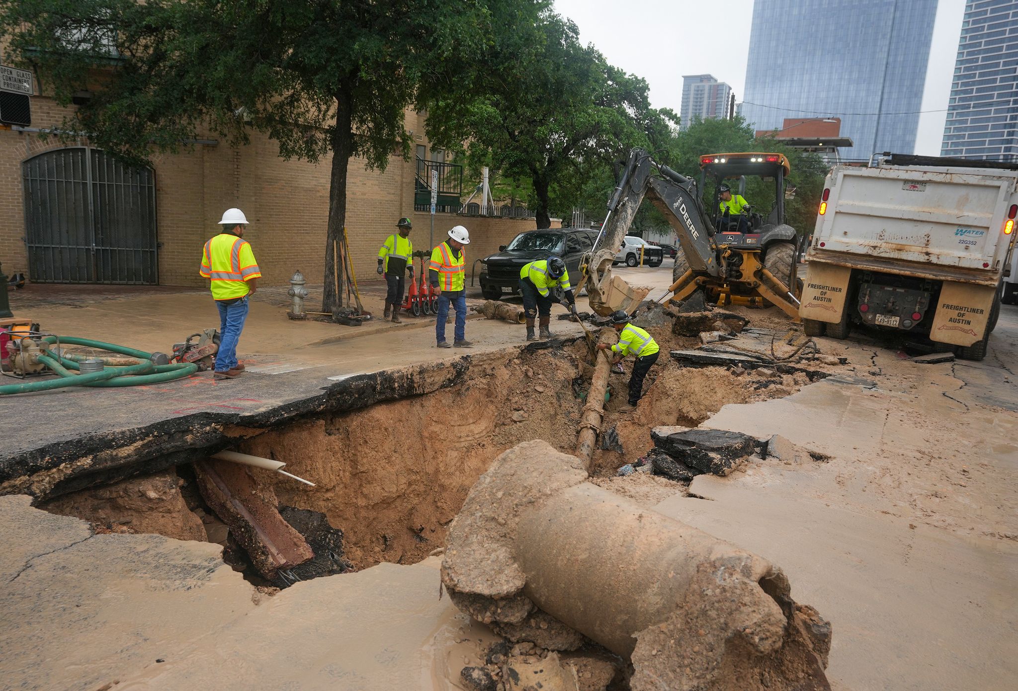 Downtown Austin water main break closes Sixth, Red River