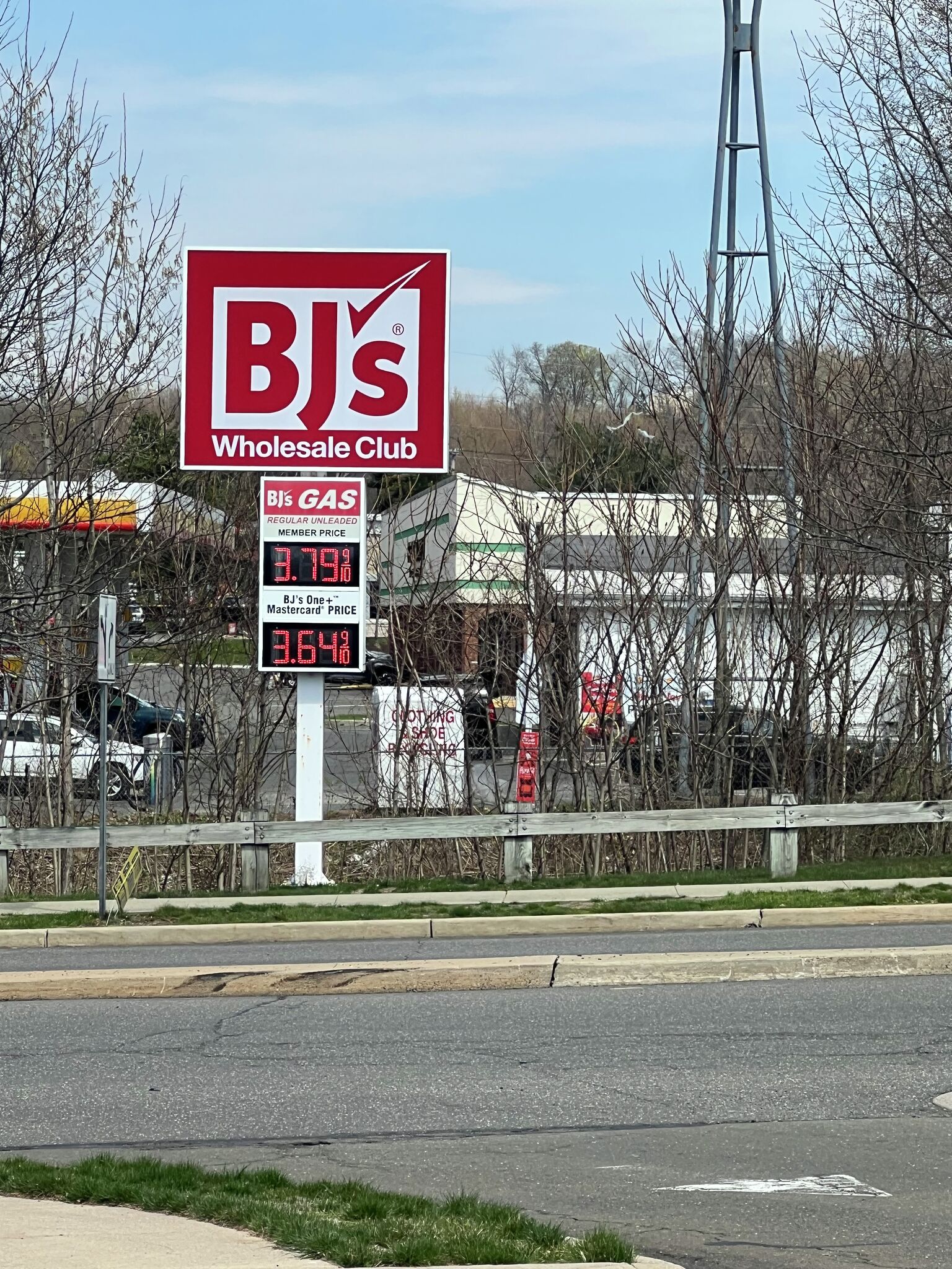 CT gas prices well above $4 per gallon, despite some declines