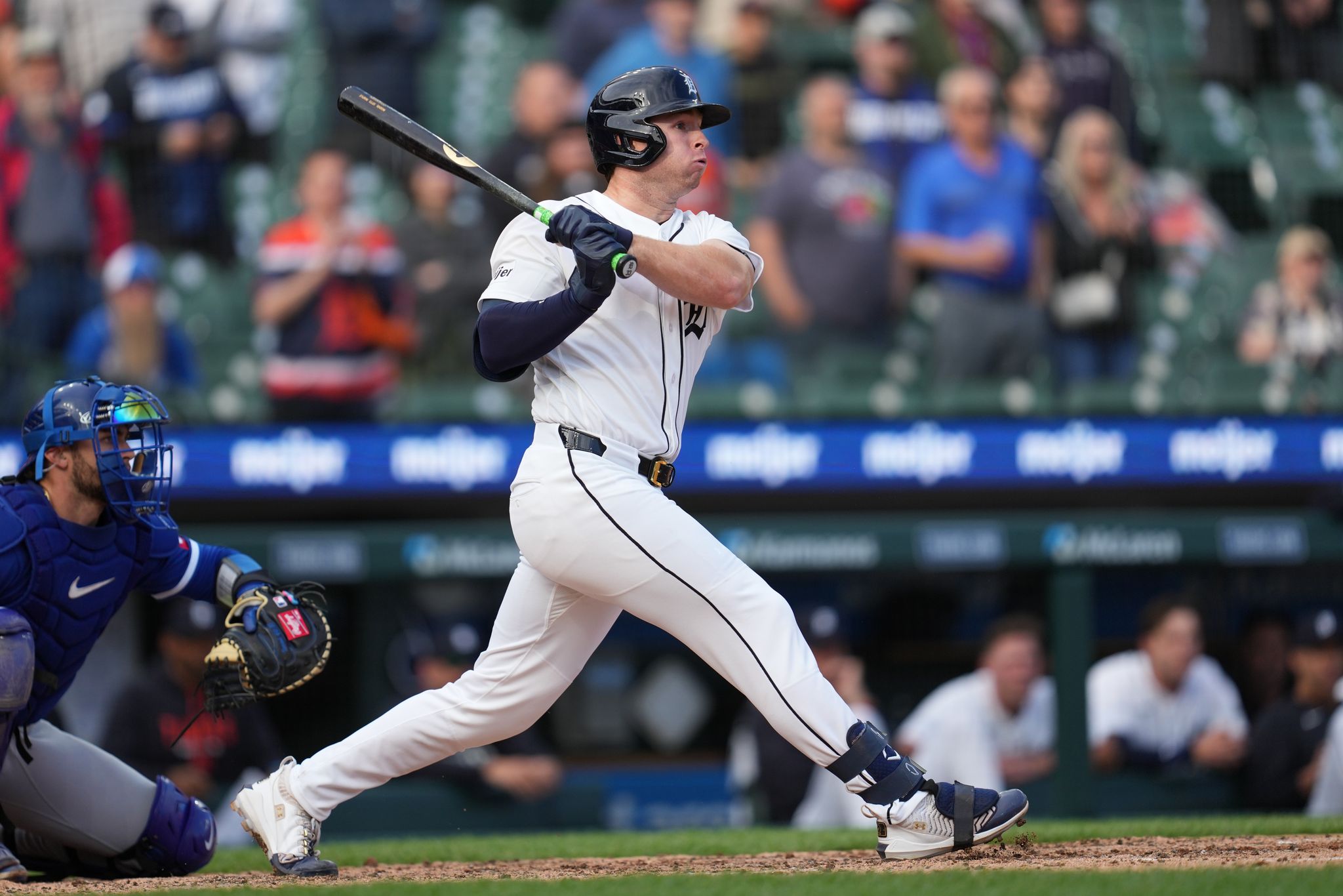 Tigers extend win streak to 6 by rallying in 9th for rain-delayed 10-9 ...