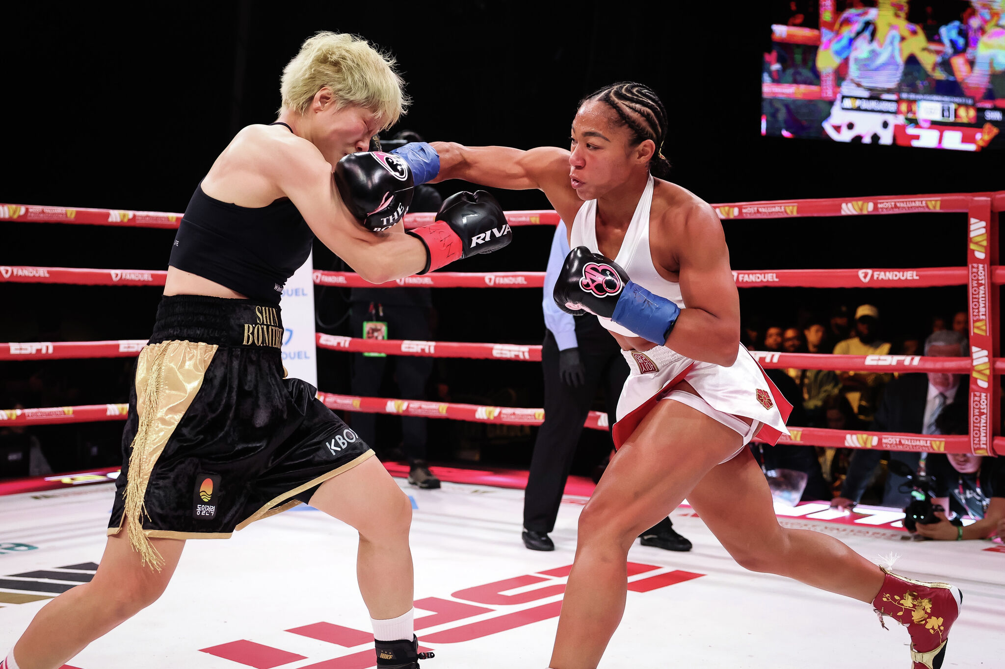 Baumgardner handily defeats Shin to retain super featherweight title